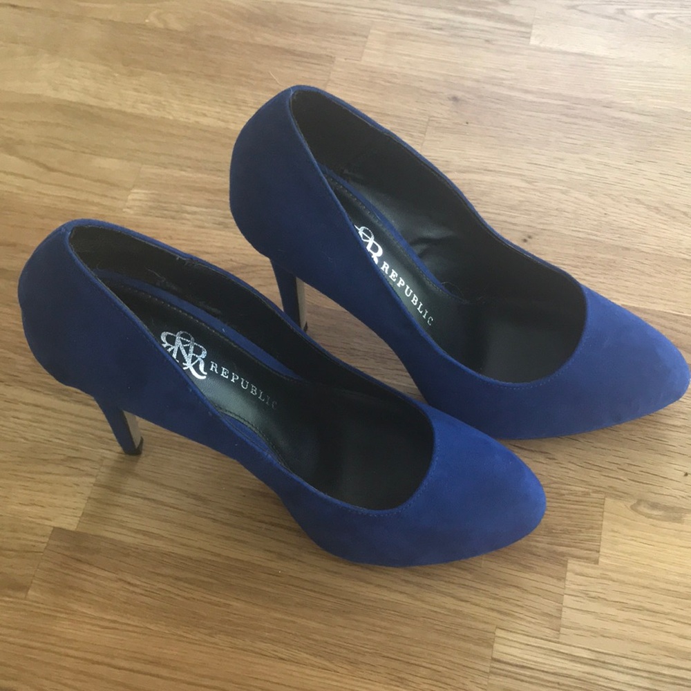 Rock and Republic Blue suede heels 👠